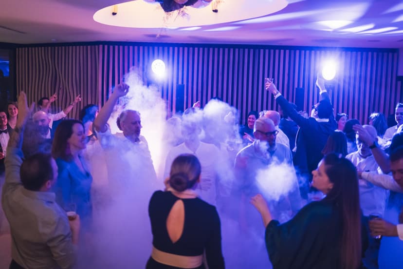 Feestelijke sfeer met rook en licht