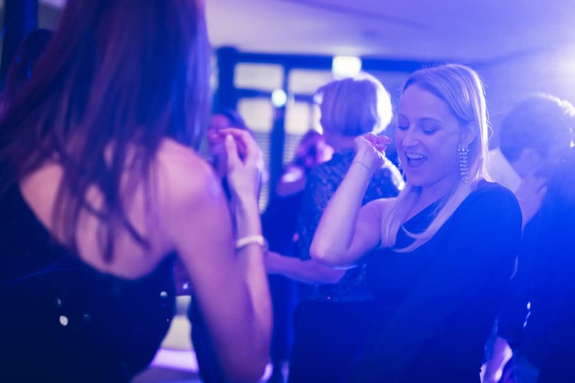 Gasten genieten van de dansvloer