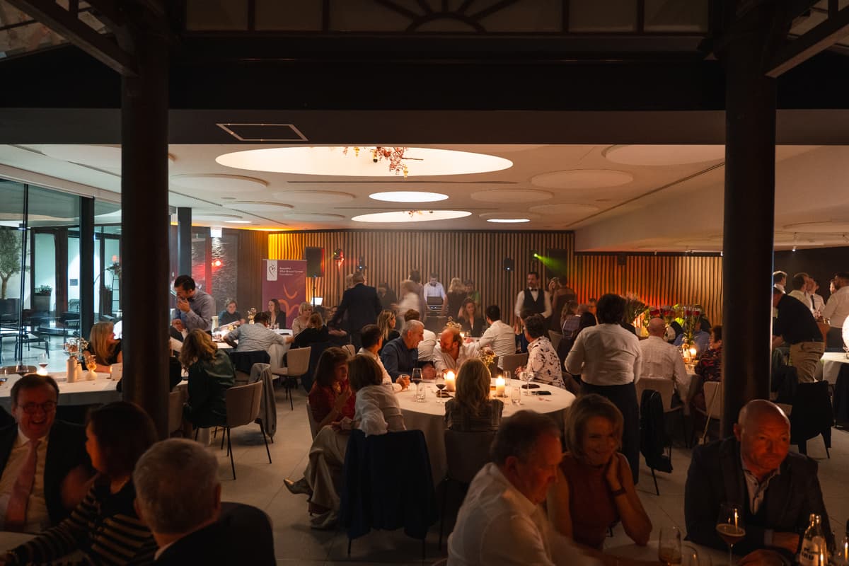 Prachtige zaal met sfeervolle verlichting